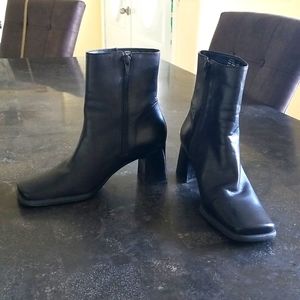NINE WEST SIZE 6 BLACK LEATHER BOOT